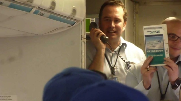 Michael McAdam, el auxiliar de vuelo más divertido del mundo