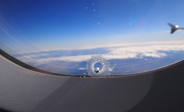 Pequeño agujero en la ventana de un avión