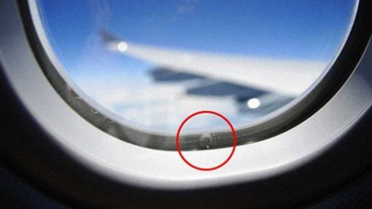 Para qué sirve el agujero en la ventanilla del avión