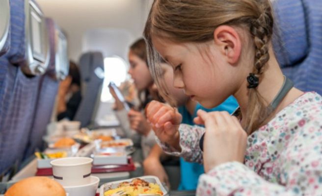 El sitio más sucio de un avión son las bandejas plegables