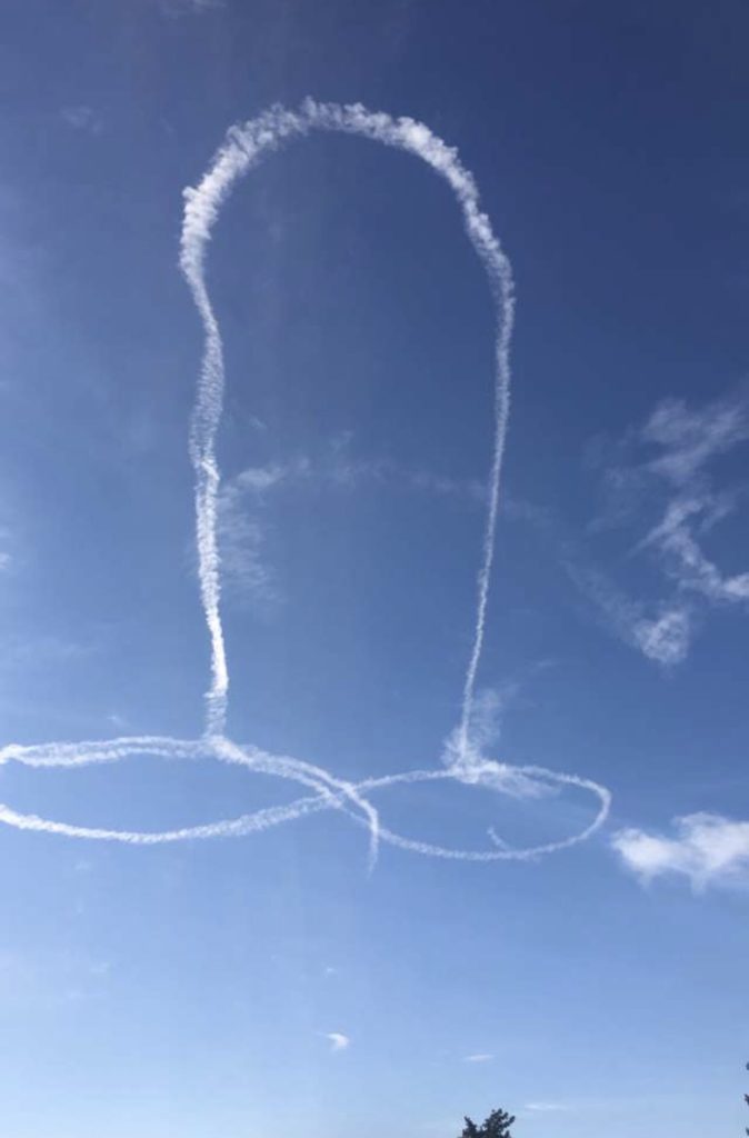 Un avión de la Marina dibuja un pene en el cielo