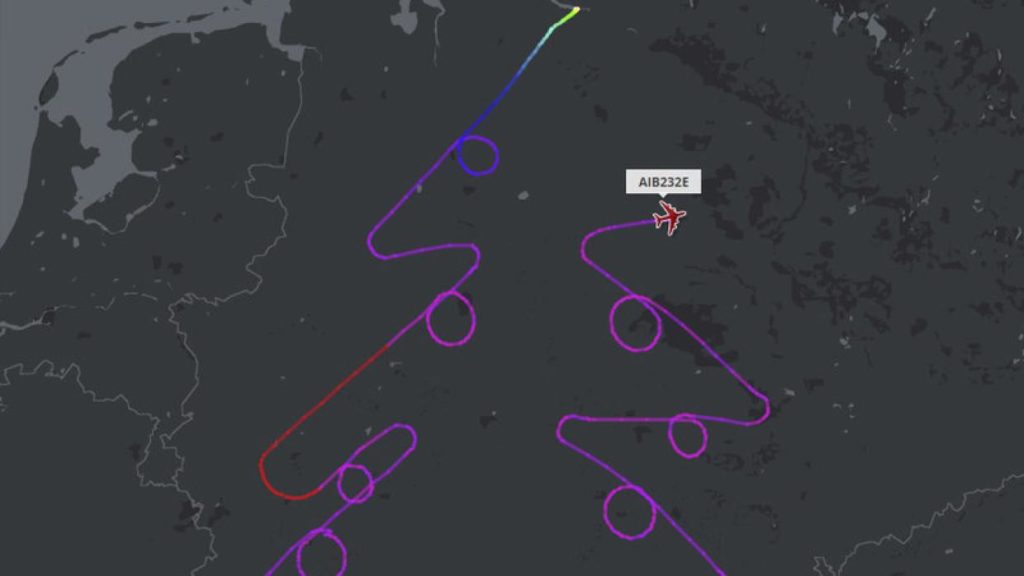 Un vuelo dibuja un árbol de navidad