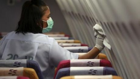 Limpieza y desinfección en un avión