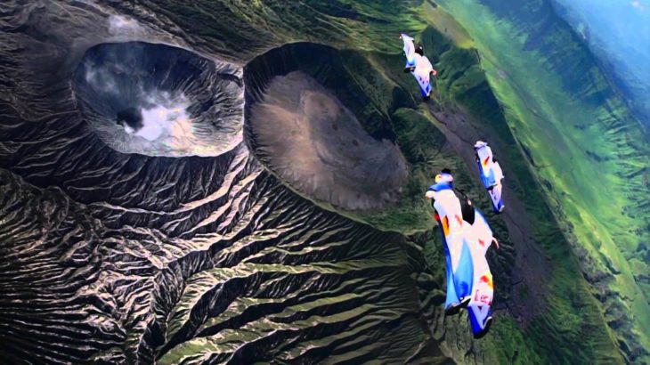 Wingsuit épico sobre un volcán en Indonesia
