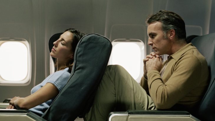 Reclinar o no reclinar el asiento en un avión